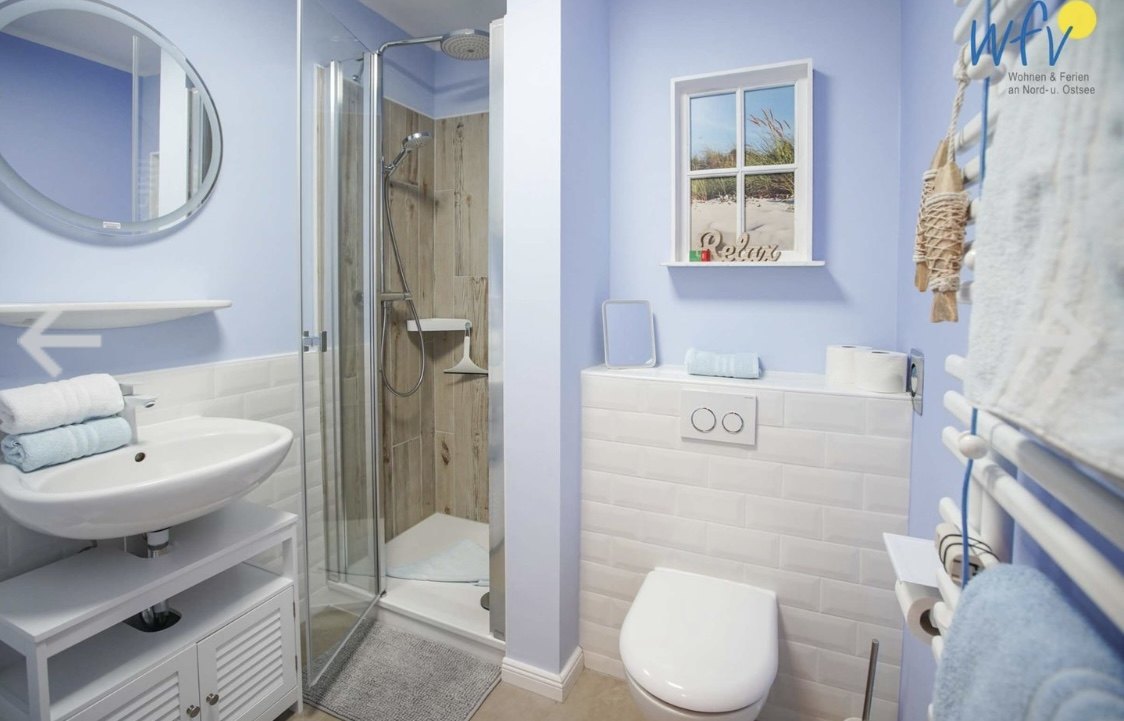 Modernes Bad mit Regendusche