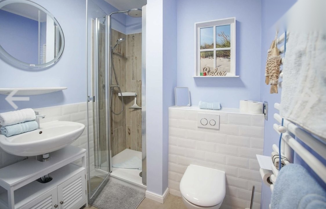 Modernes Bad mit Regendusche