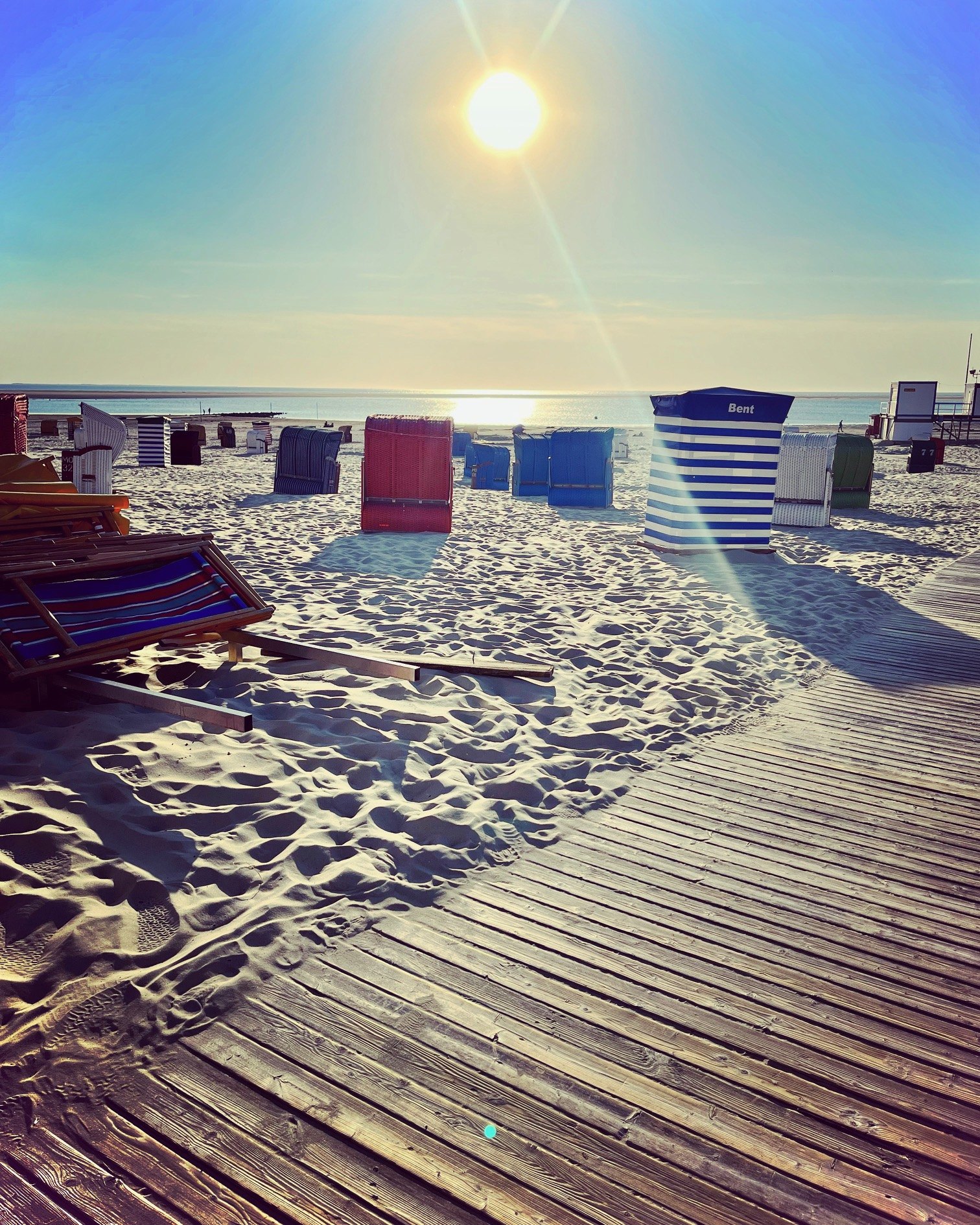 Strandkörbe am weiten Sandstrand von Borkum
